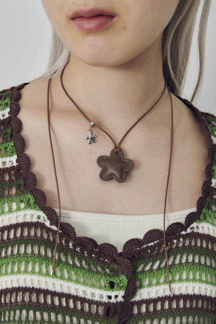 レザー タッチ フラワー ネックレス