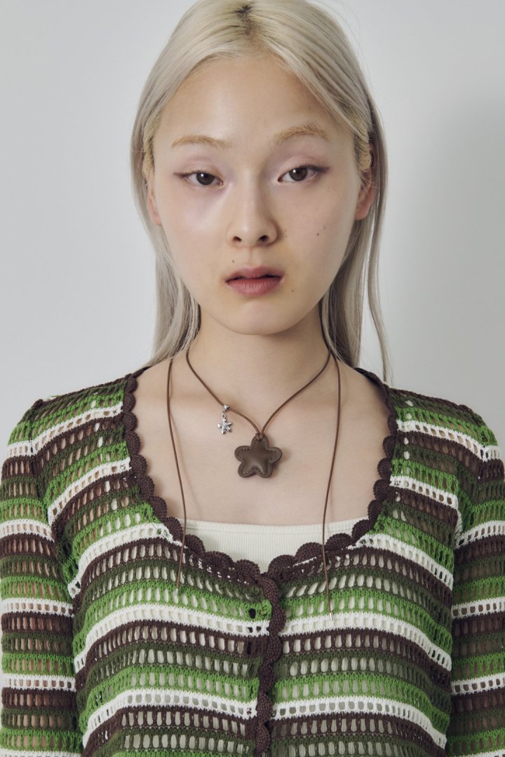 レザー タッチ フラワー ネックレス