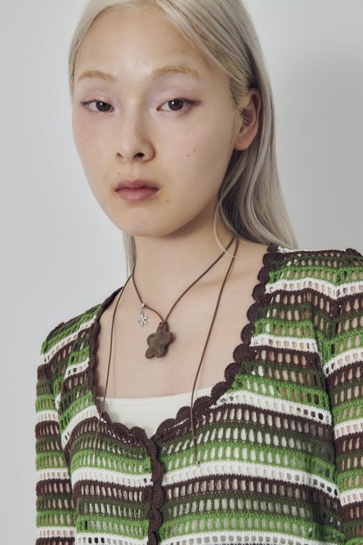 レザー タッチ フラワー ネックレス