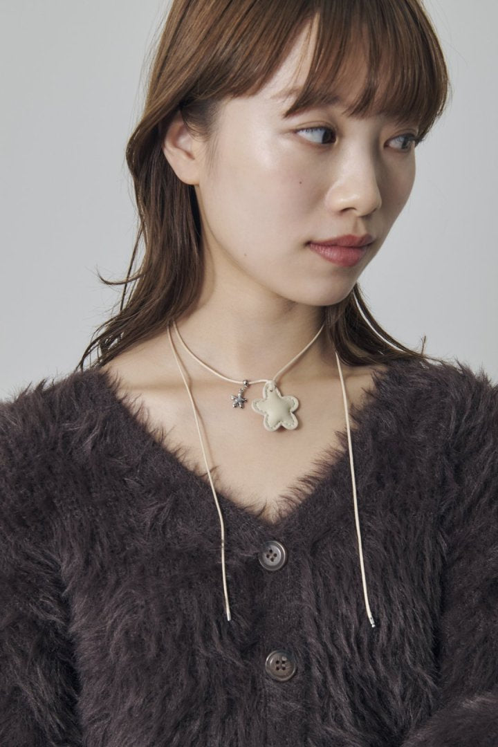 レザー タッチ フラワー ネックレス