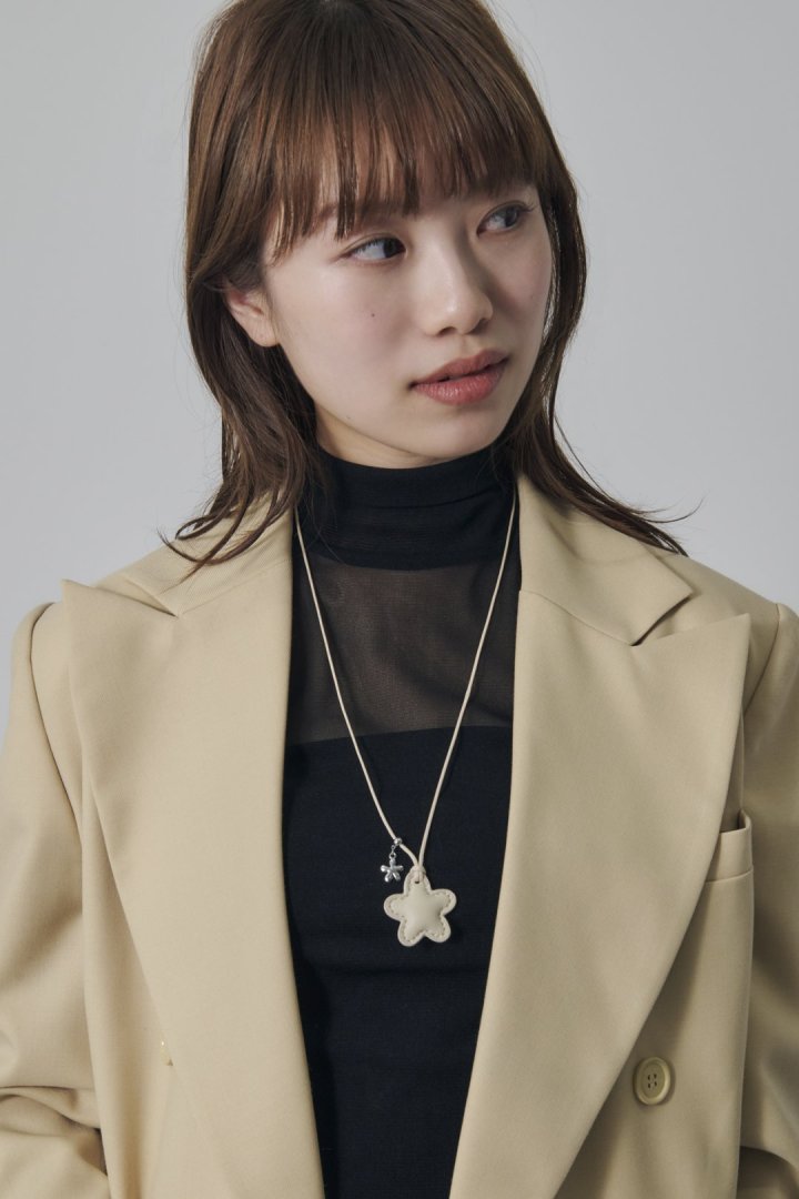 レザー タッチ フラワー ネックレス