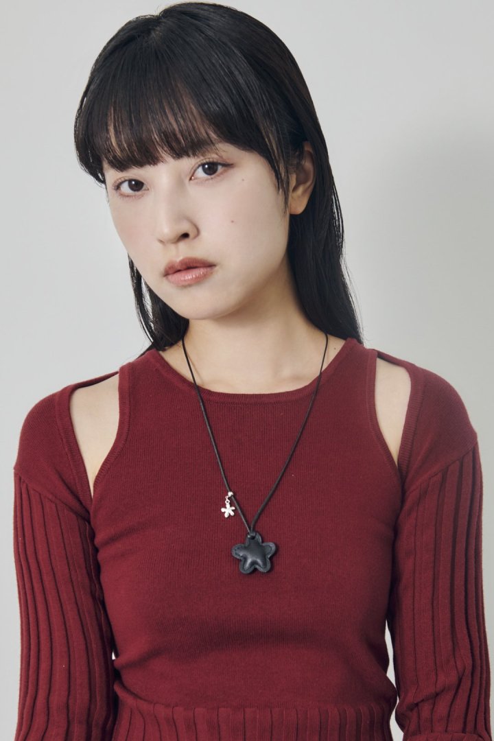 レザー タッチ フラワー ネックレス