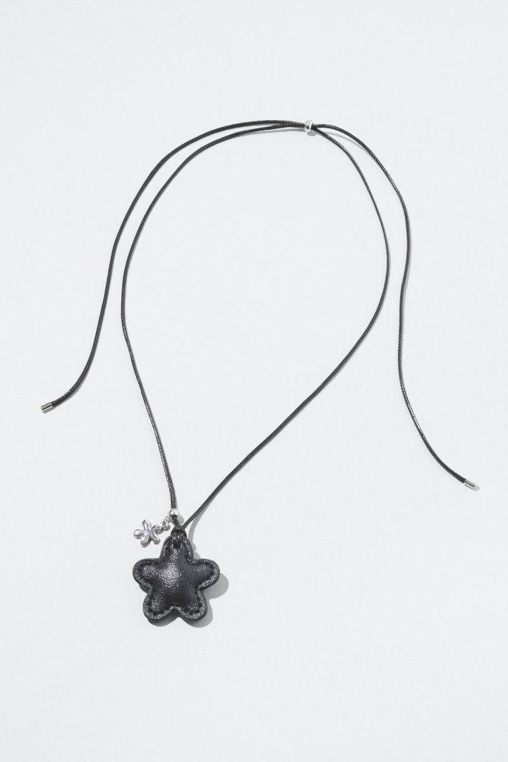 レザー タッチ フラワー ネックレス