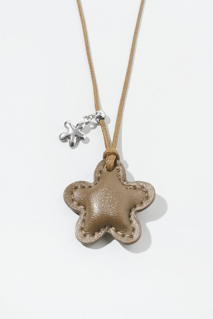 レザー タッチ フラワー ネックレス