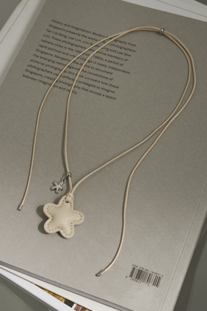 レザー タッチ フラワー ネックレス