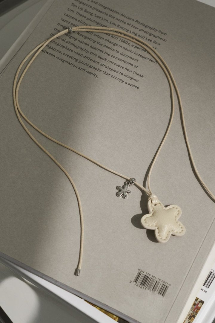 レザー タッチ フラワー ネックレス