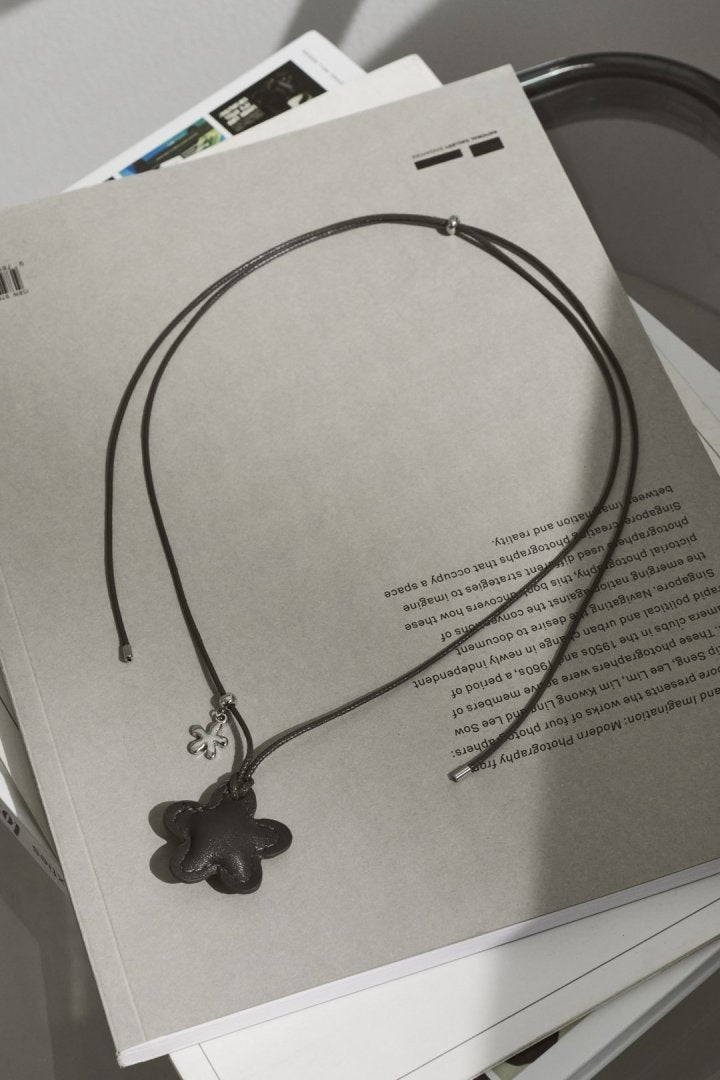 レザー タッチ フラワー ネックレス