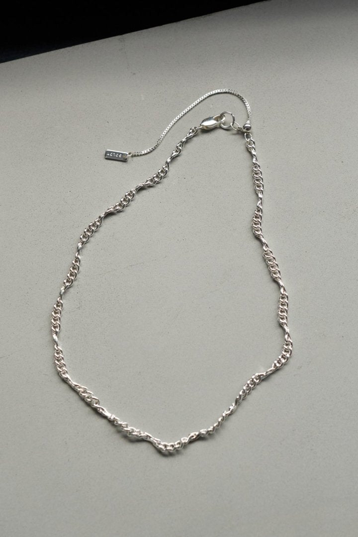 ツイスト チェーン チョーカー