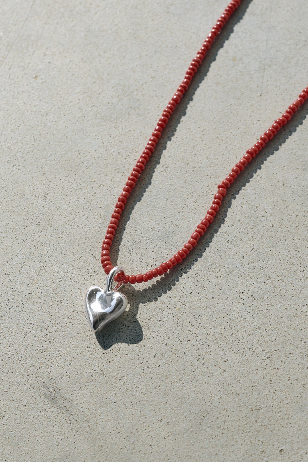 ビーズ × メタル ハート ネックレス