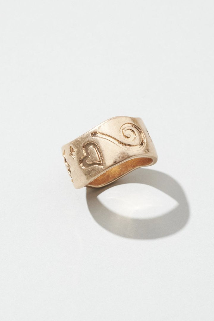 エンボス モチーフ ワイド リング