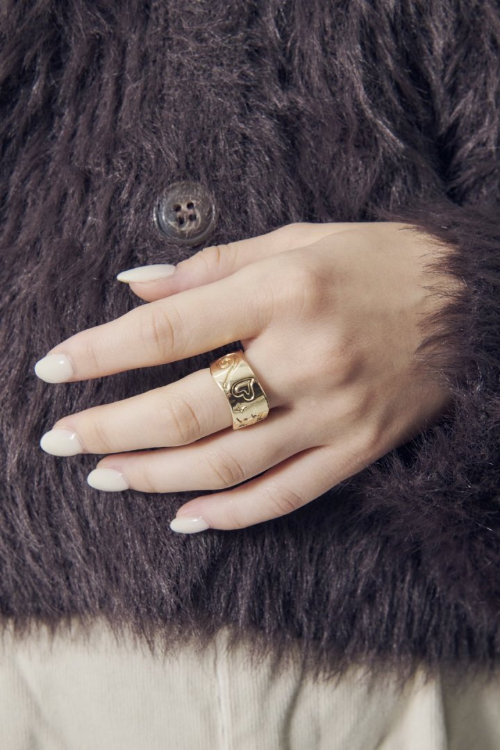 エンボス モチーフ ワイド リング