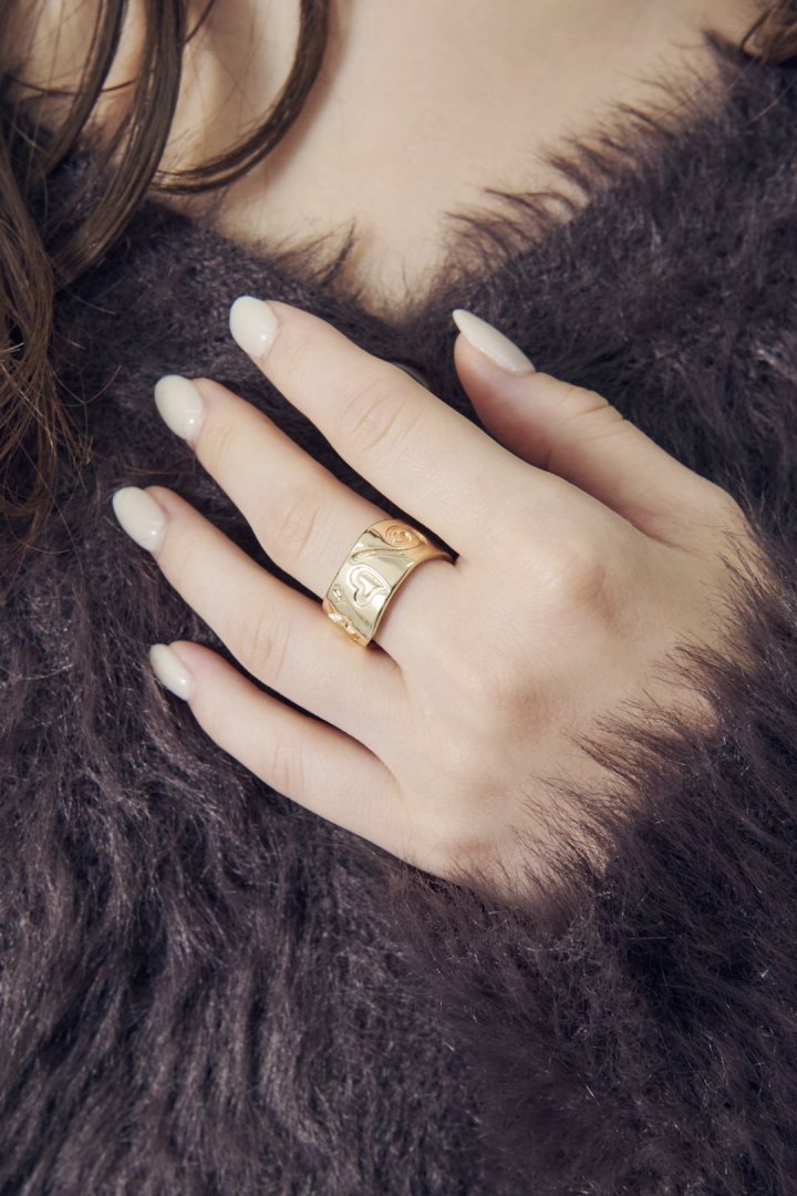 エンボス モチーフ ワイド リング