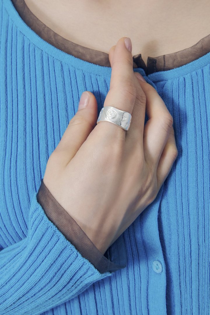 エンボス モチーフ ワイド リング