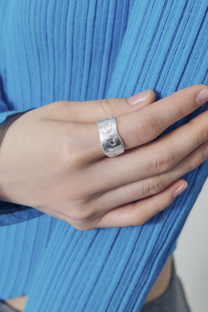 エンボス モチーフ ワイド リング