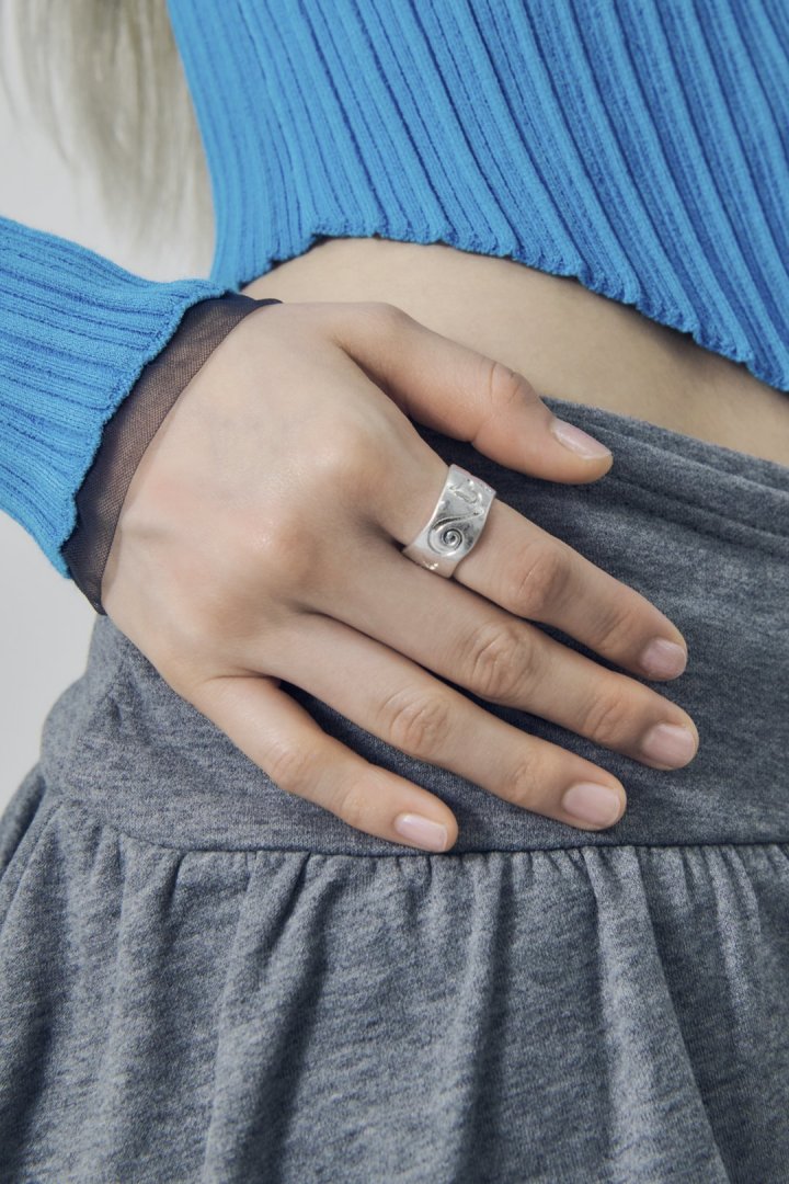 エンボス モチーフ ワイド リング