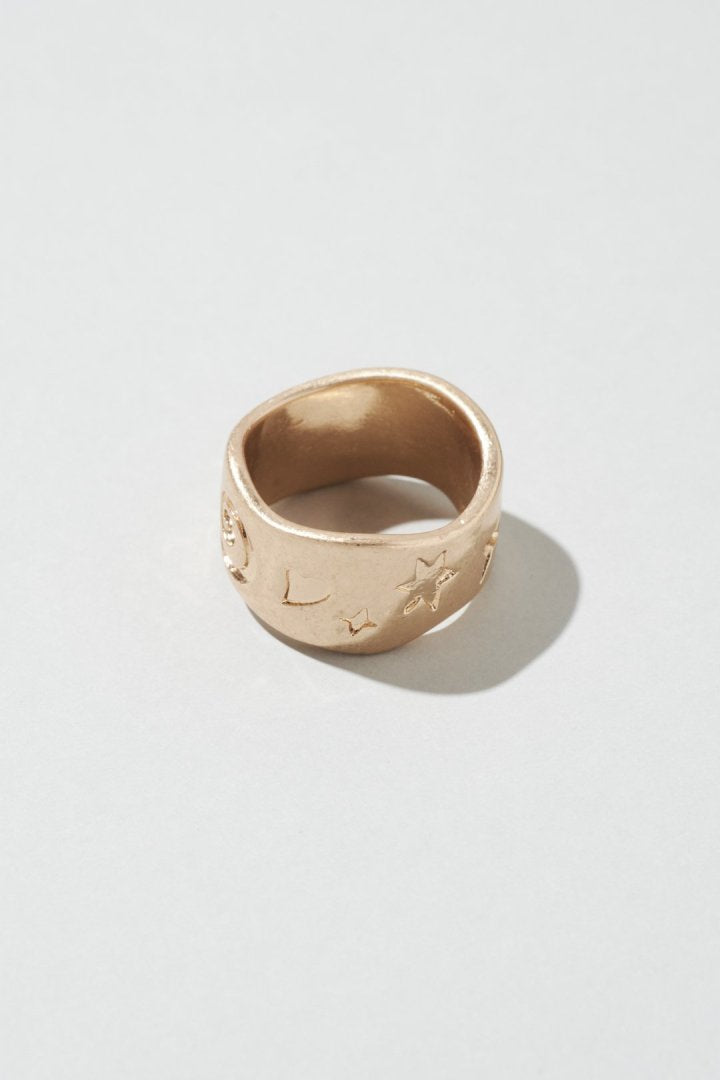 エンボス モチーフ ワイド リング