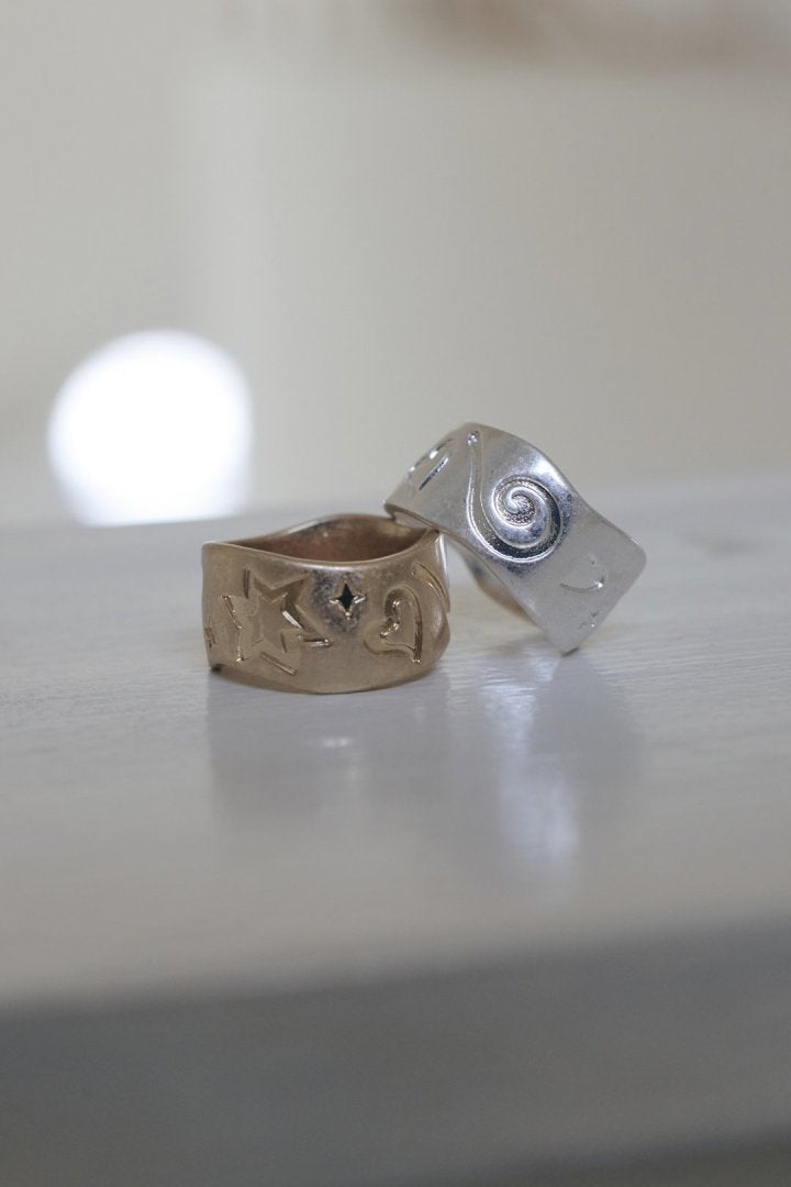 エンボス モチーフ ワイド リング