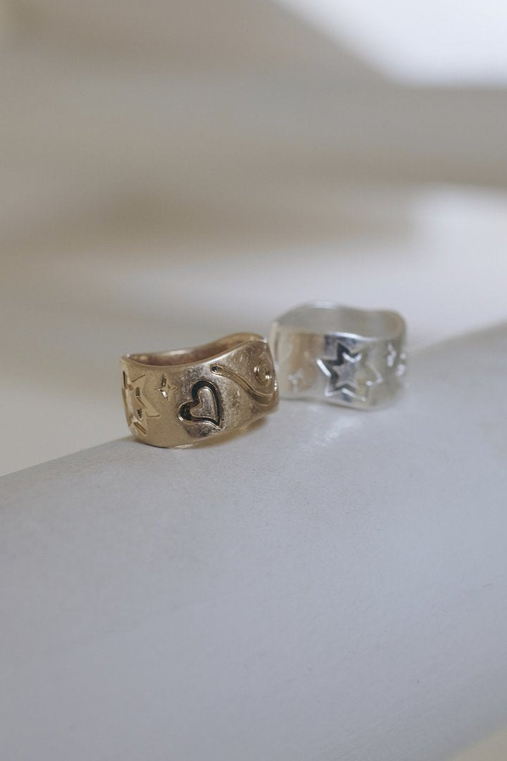 エンボス モチーフ ワイド リング