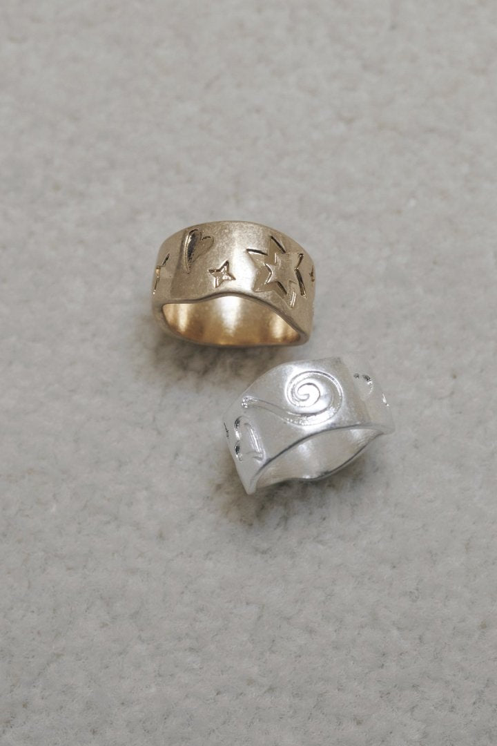 エンボス モチーフ ワイド リング