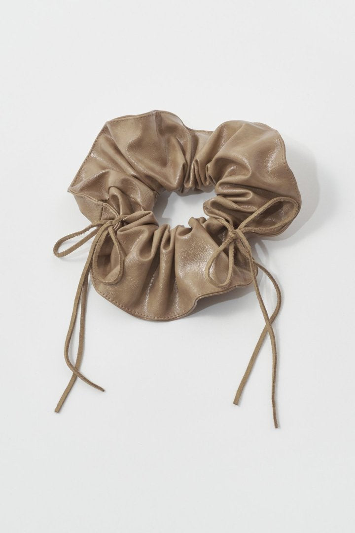 リボン ハング レザー タッチ ビッグ シュシュ【KOREA SNAP】 – GOLDY