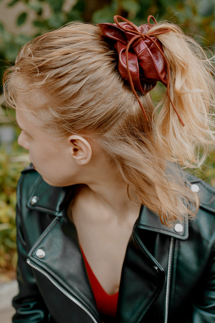 リボン ハング レザー タッチ ビッグ シュシュ