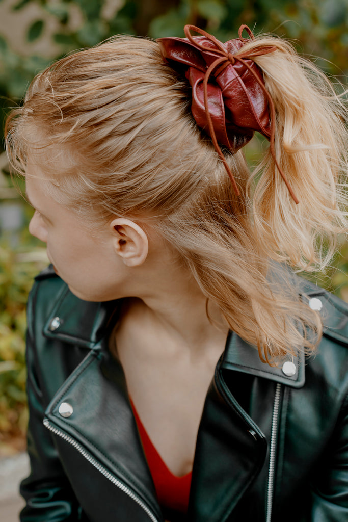 レザーシュシュ リボン ハング レザー タッチ ビッグ シュシュ – GOLDY Onlinestore