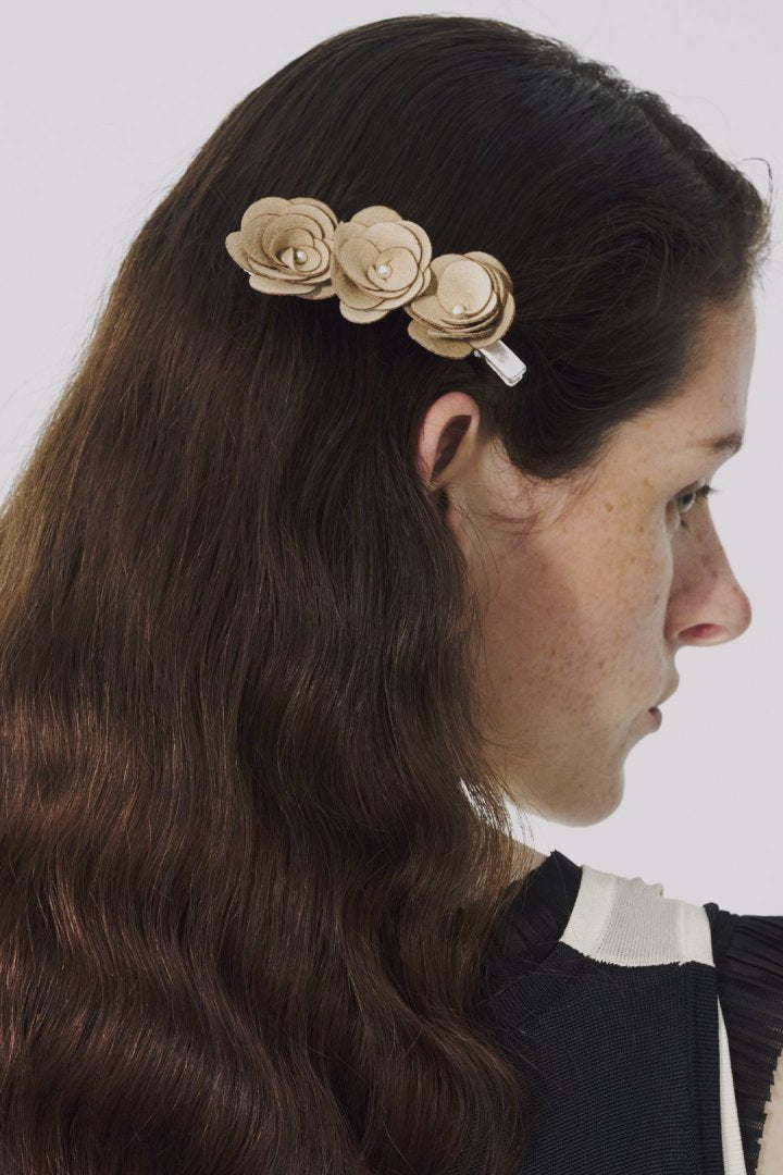 スエード ローズ ヘアー クリップ