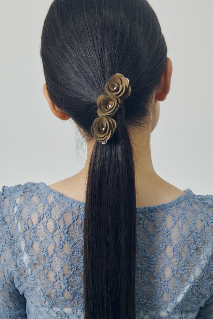 スエード ローズ ヘアー クリップ