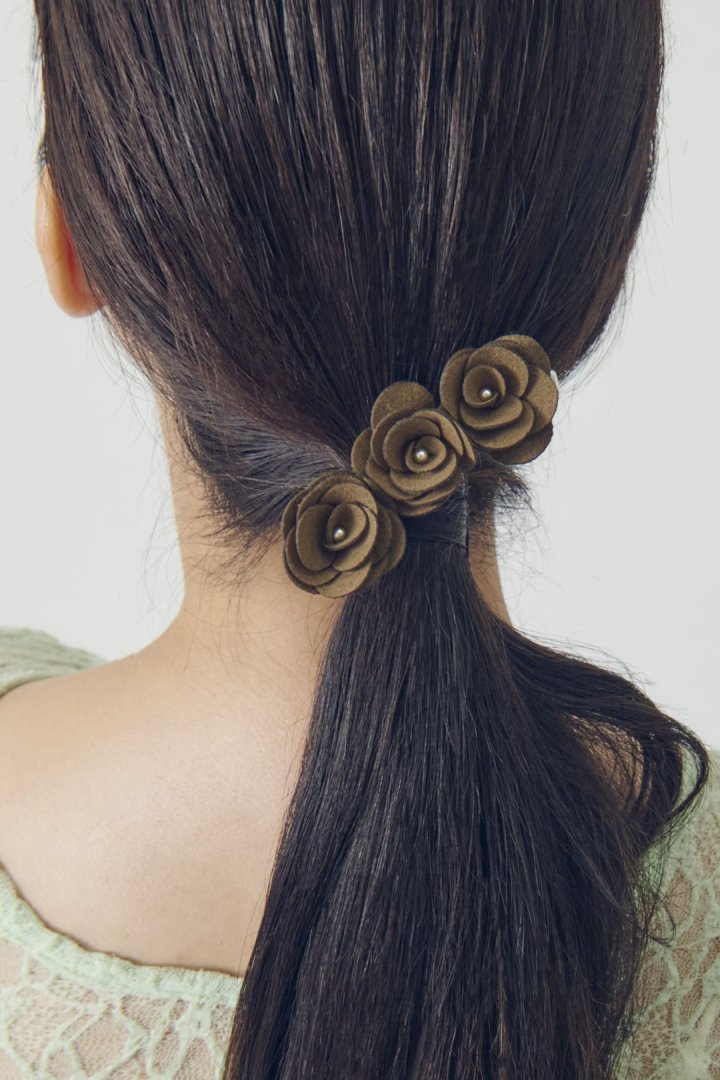 スエード ローズ ヘアー クリップ