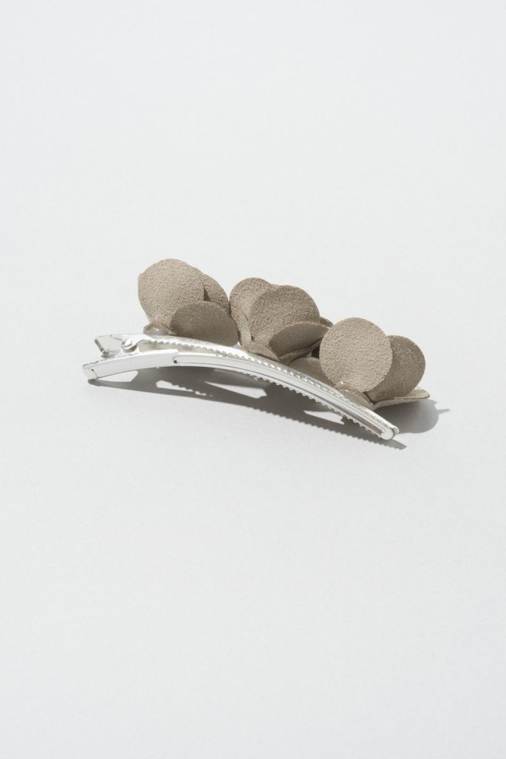 スエード ローズ ヘアー クリップ