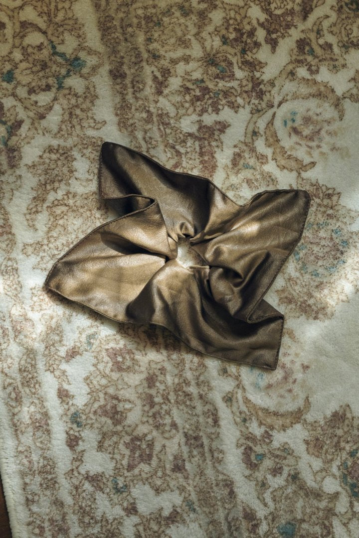 シャイニー スクエア ビッグ シュシュ