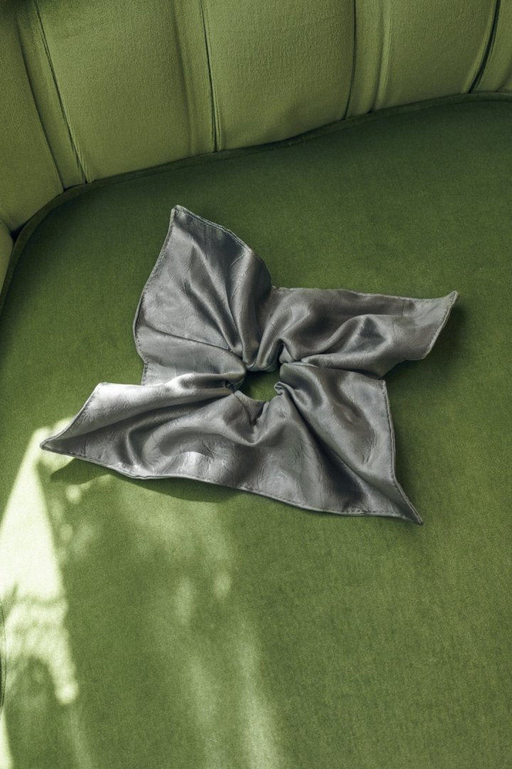 シャイニー スクエア ビッグ シュシュ