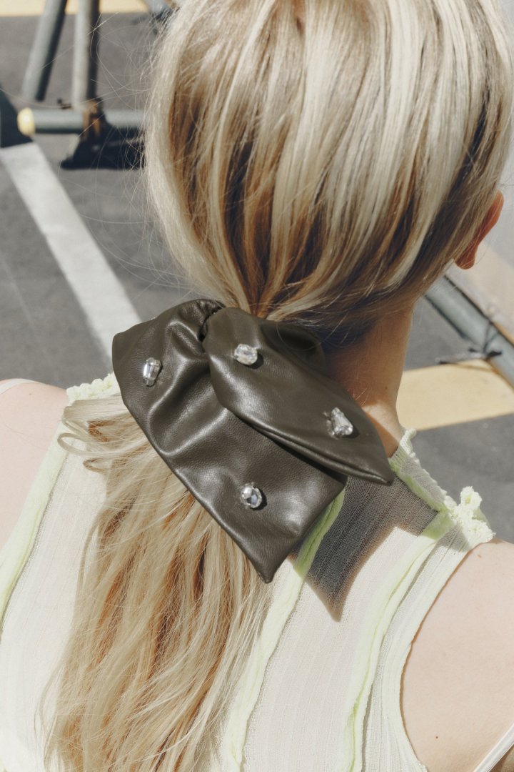 モノトーン ビジュー スクエア ビッグ シュシュ