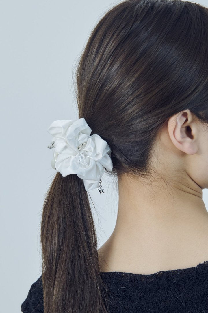 グロウ チャーム サテン シュシュ