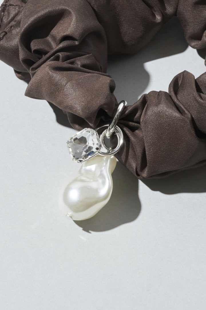 グロウ チャーム サテン シュシュ