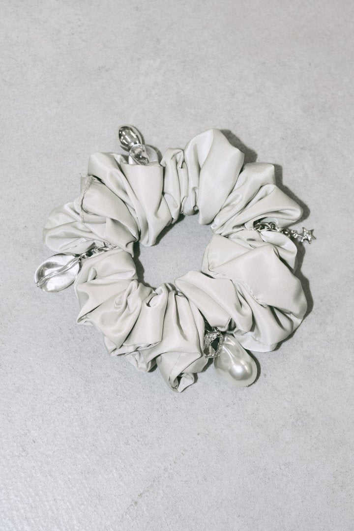 グロウ チャーム サテン シュシュ