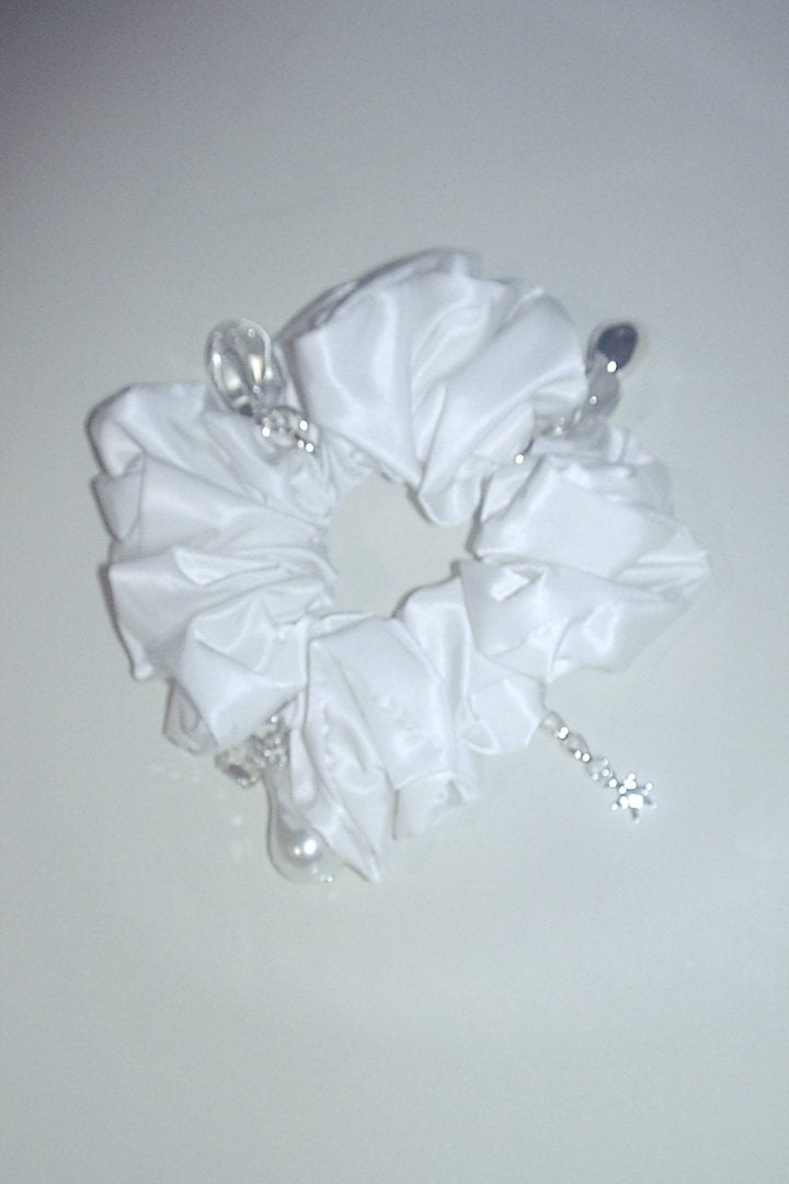 グロウ チャーム サテン シュシュ