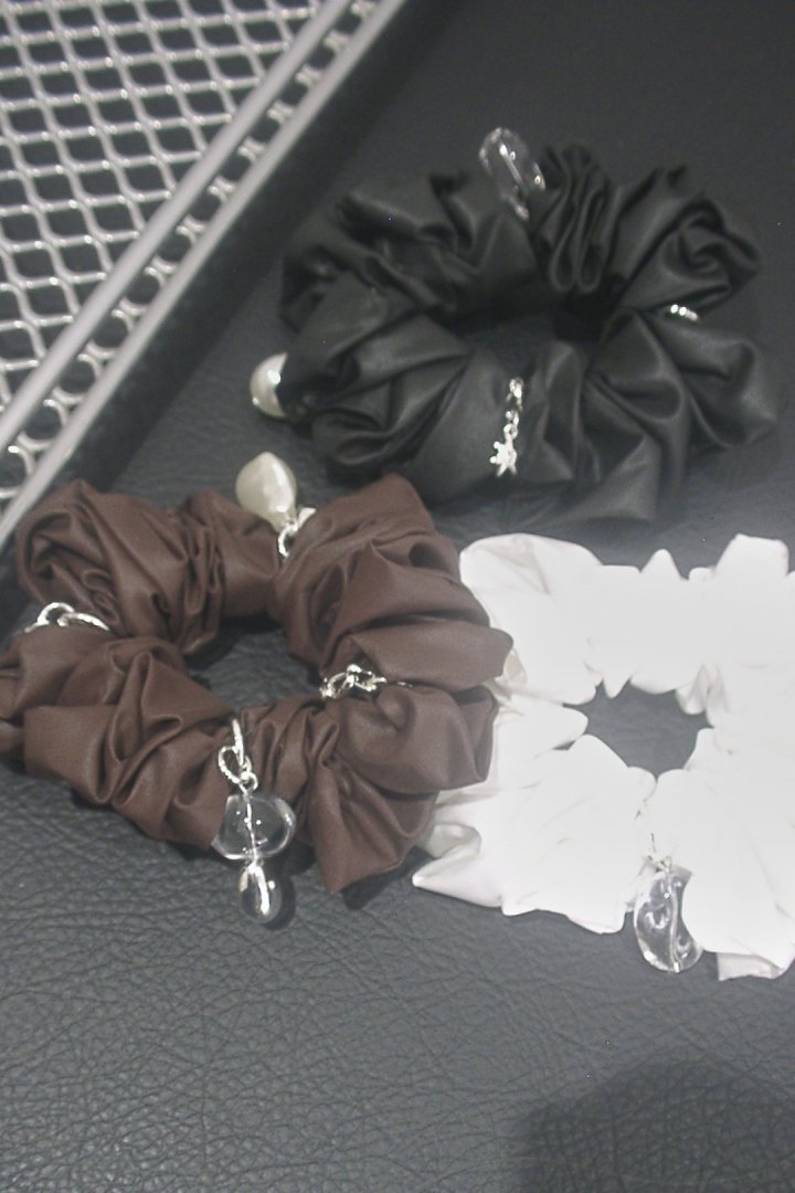 グロウ チャーム サテン シュシュ