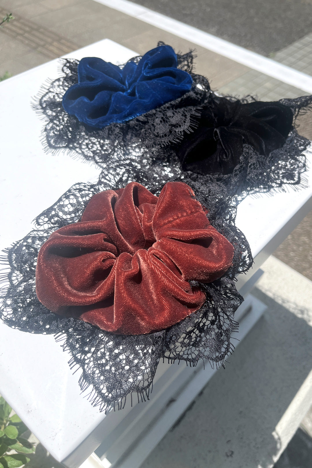 ベロア × ウェーブ レース シュシュ