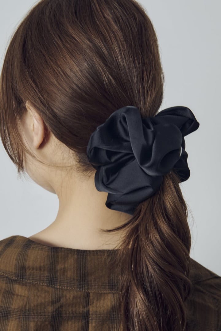 サテン × ロゴ チャーム 2WAY シュシュ