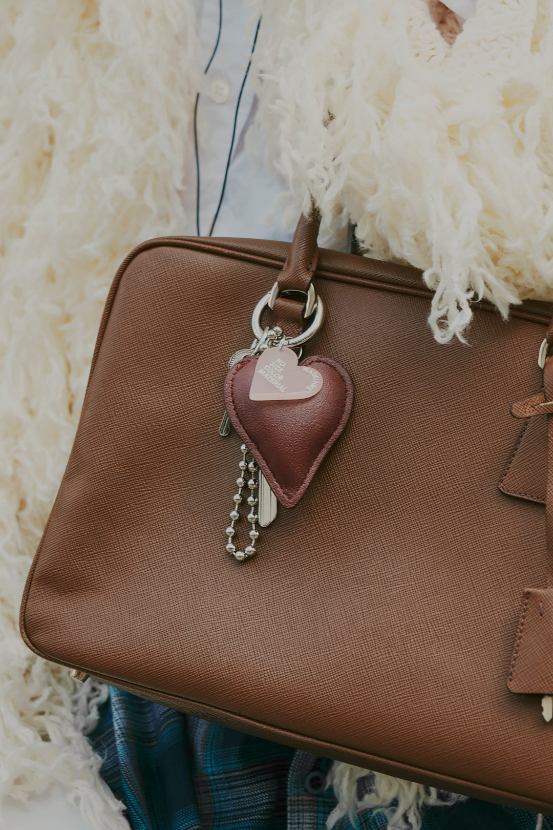 ベージュブラウンのハンドバッグ ホースチャームとハートチャーム レザー タッチ ハート バッグ チャーム – GOLDY Onlinestore