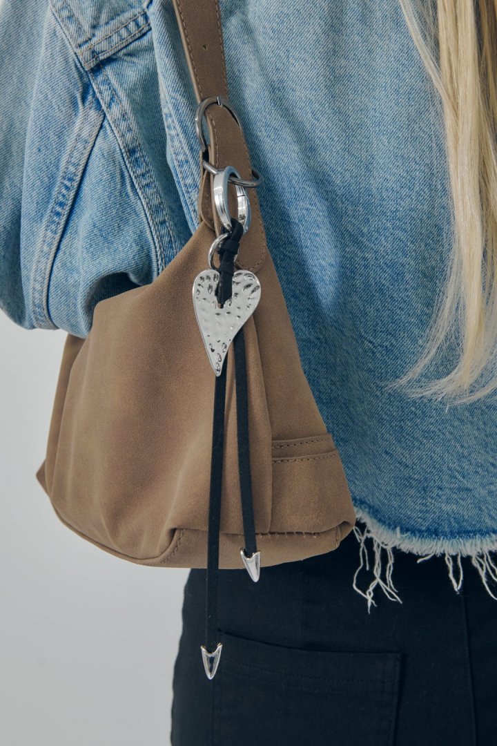 エッジー ハート スエード スレッド チャーム