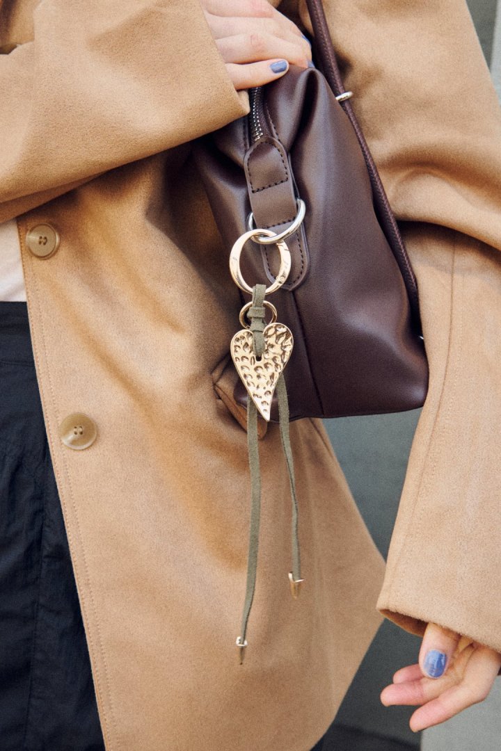 エッジー ハート スエード スレッド チャーム