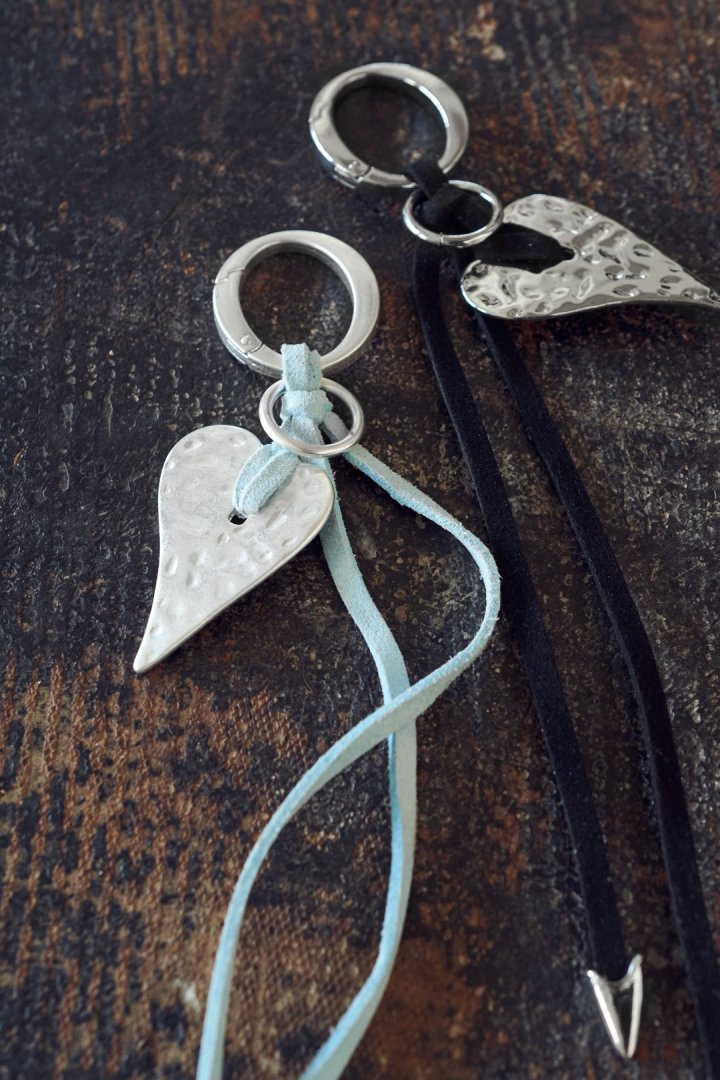 エッジー ハート スエード スレッド チャーム