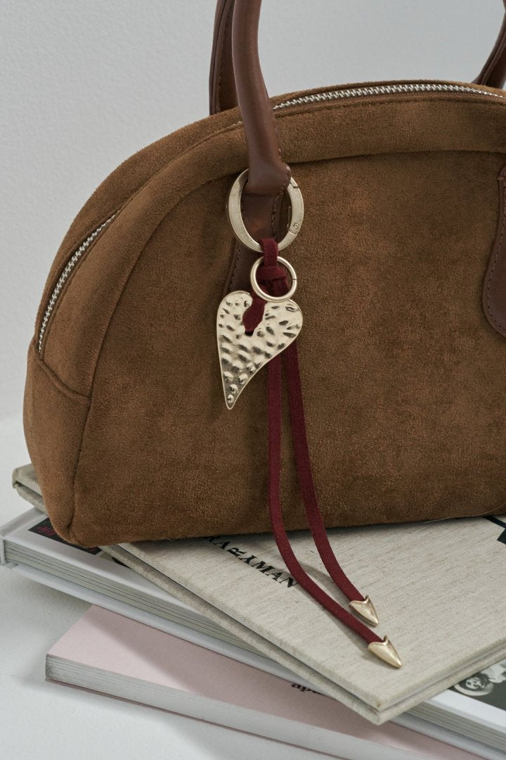 エッジー ハート スエード スレッド チャーム