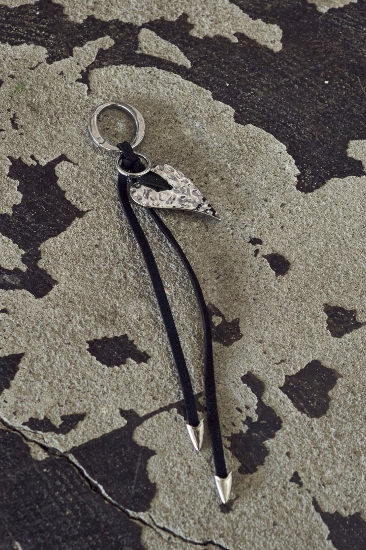 エッジー ハート スエード スレッド チャーム