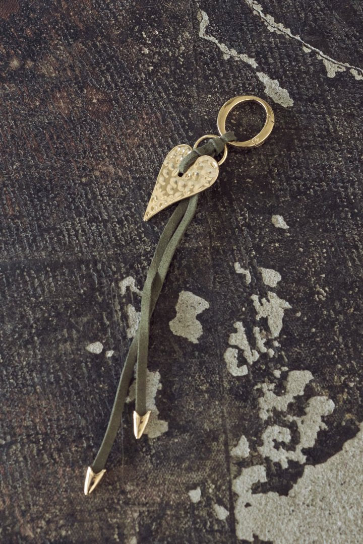 エッジー ハート スエード スレッド チャーム