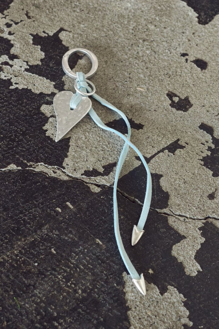 エッジー ハート スエード スレッド チャーム