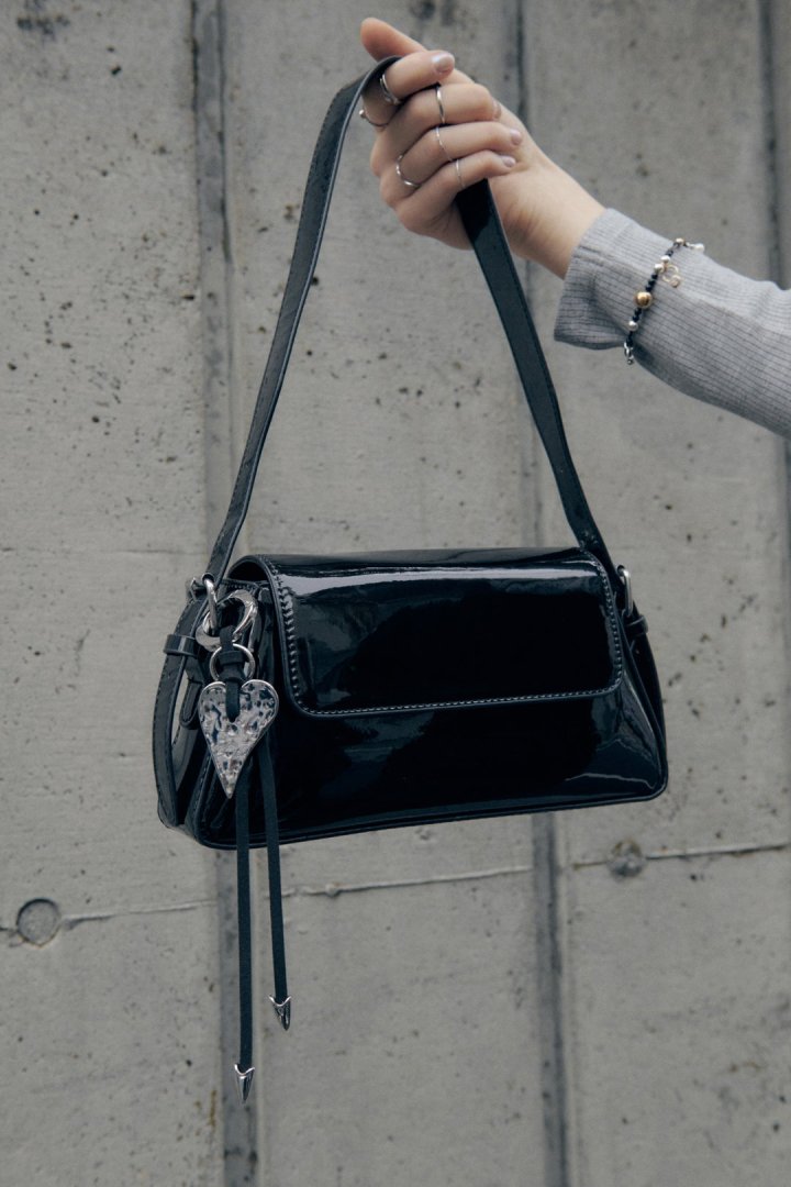 エッジー ハート スエード スレッド チャーム