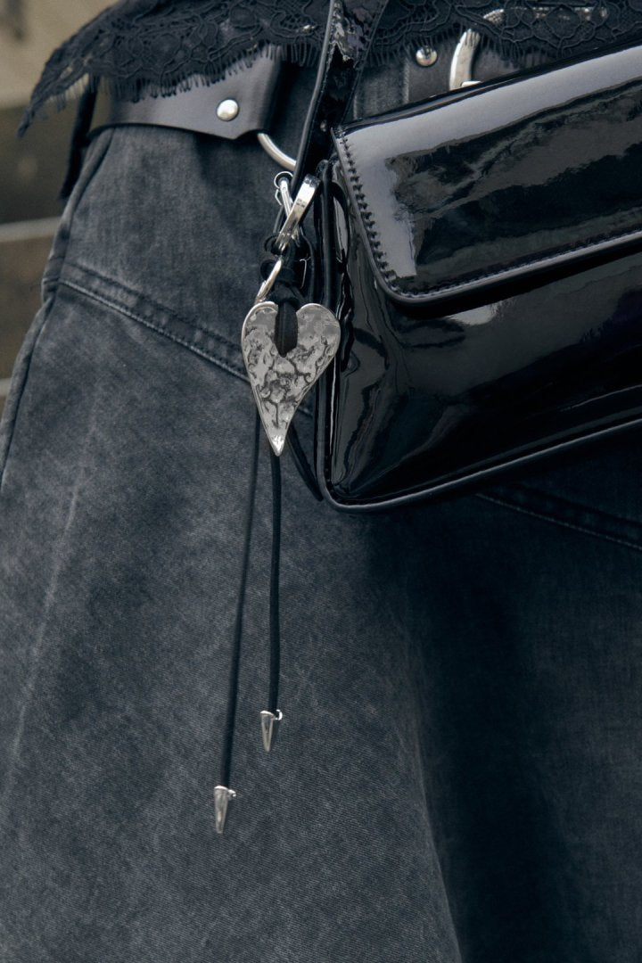 エッジー ハート スエード スレッド チャーム